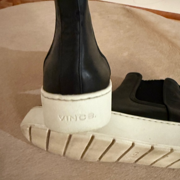 Vince Warren Black slip on boots with white Soles - Picture 6 of 7